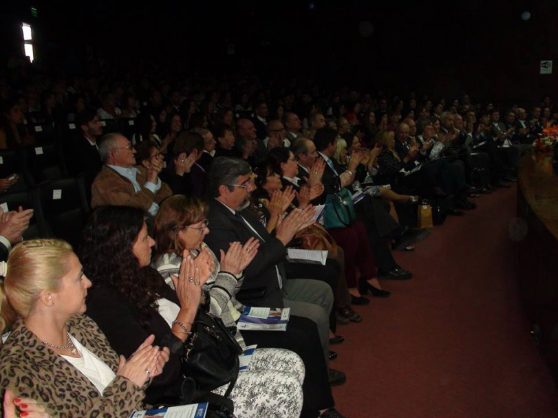 imagen Estudiantes recibieron sus diplomas en la Colación de Grado y Posgrado de la FO 