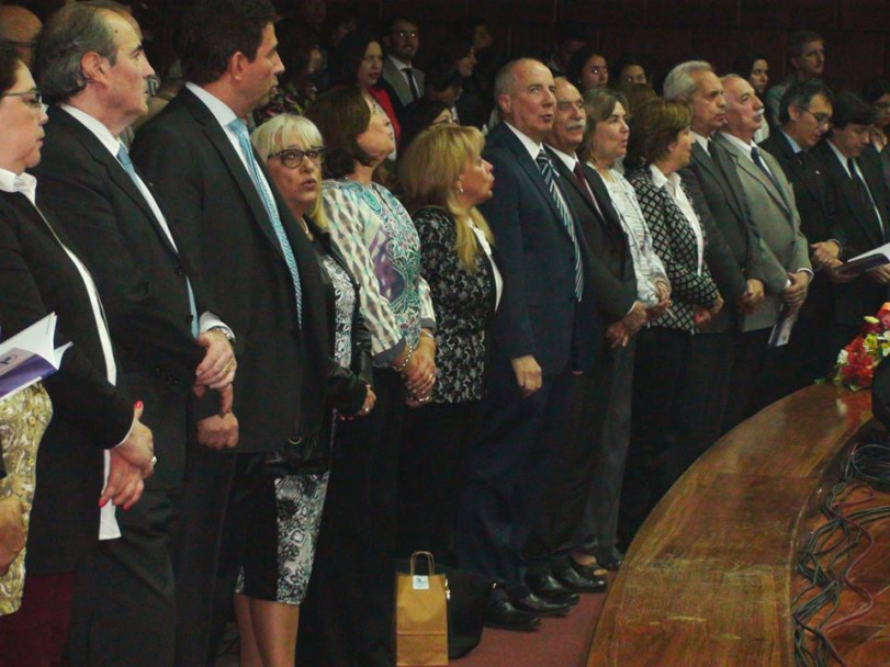 imagen Estudiantes recibieron sus diplomas en la Colación de Grado y Posgrado de la FO 