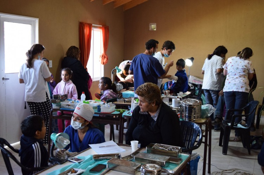 imagen Los Álamos - Maipú: Estudiantes y vecinos promoviendo la Salud Bucal.