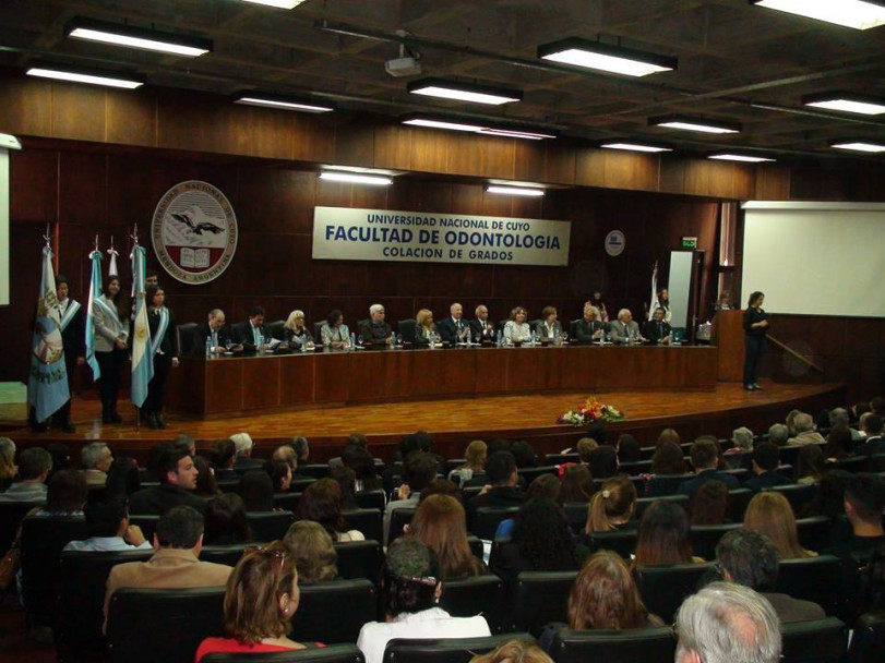 imagen Estudiantes recibieron sus diplomas en la Colación de Grado y Posgrado de la FO 