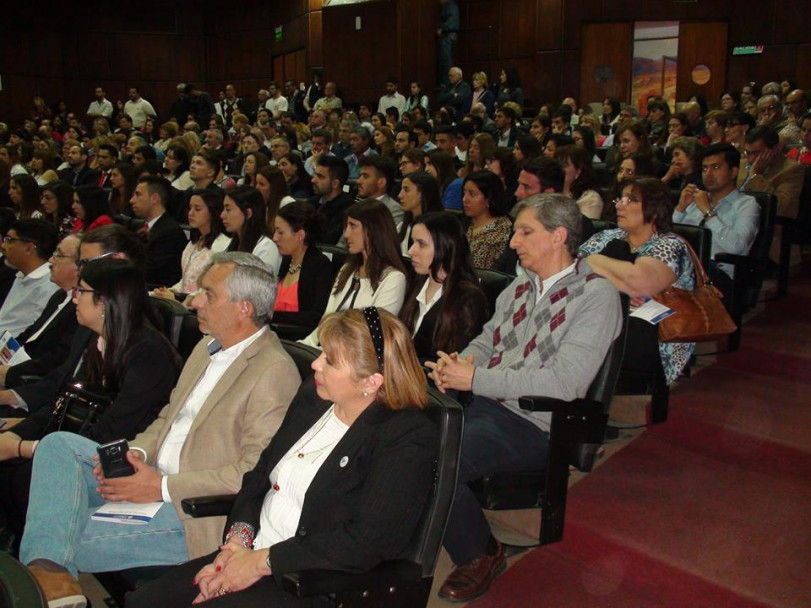 imagen Estudiantes recibieron sus diplomas en la Colación de Grado y Posgrado de la FO 