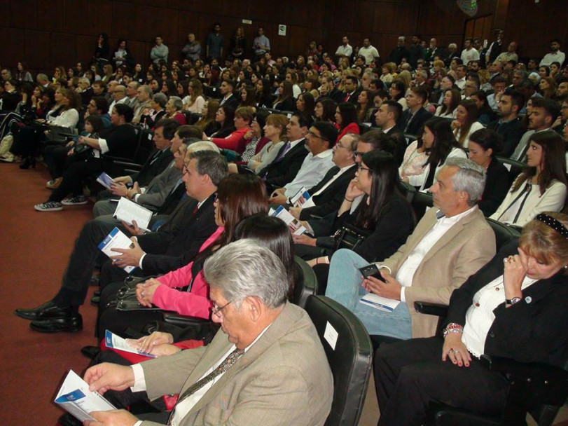 imagen Estudiantes recibieron sus diplomas en la Colación de Grado y Posgrado de la FO 