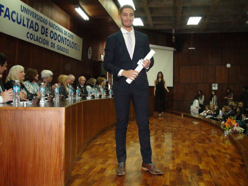 imagen Estudiantes recibieron sus diplomas en la Colación de Grado y Posgrado de la FO 