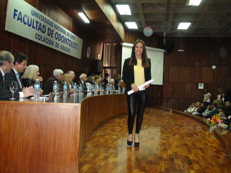 imagen Estudiantes recibieron sus diplomas en la Colación de Grado y Posgrado de la FO 