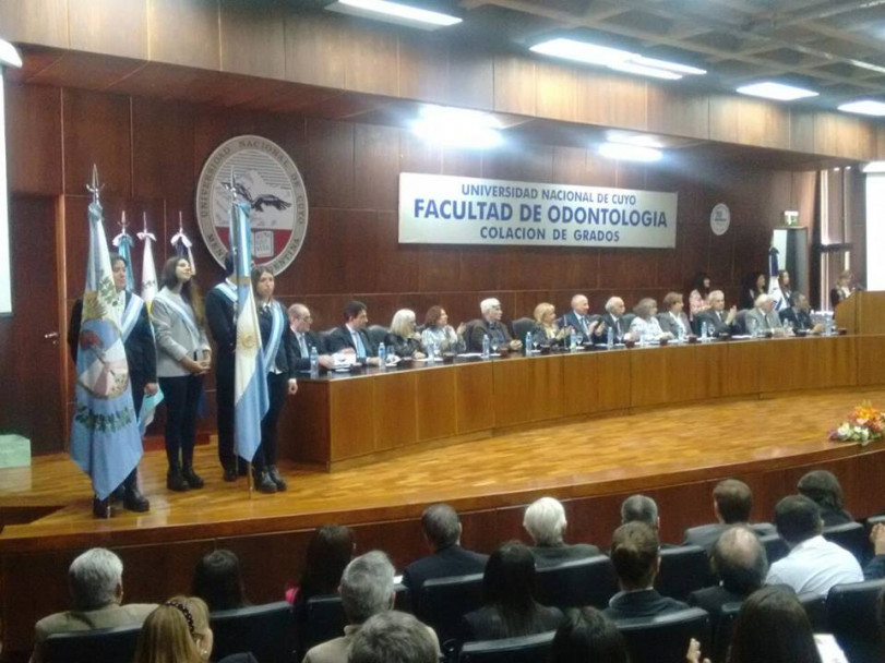 imagen Estudiantes recibieron sus diplomas en la Colación de Grado y Posgrado de la FO 