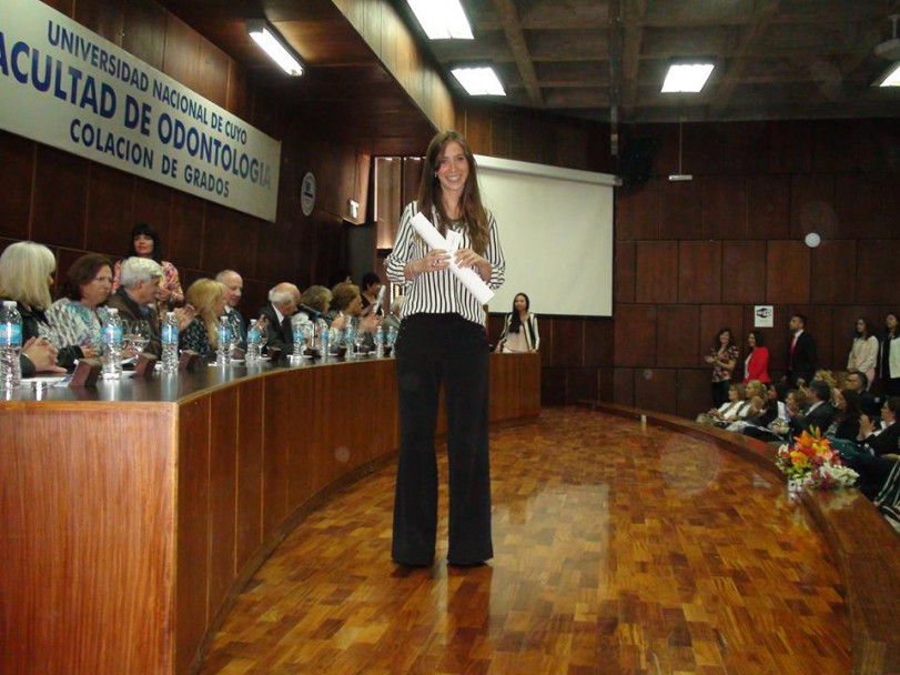 imagen Estudiantes recibieron sus diplomas en la Colación de Grado y Posgrado de la FO 