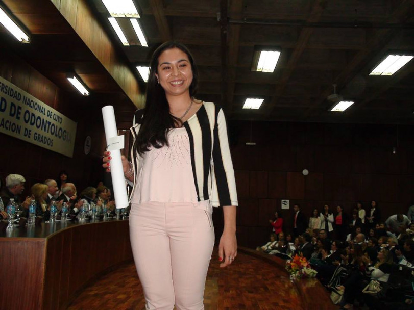 imagen Estudiantes recibieron sus diplomas en la Colación de Grado y Posgrado de la FO 