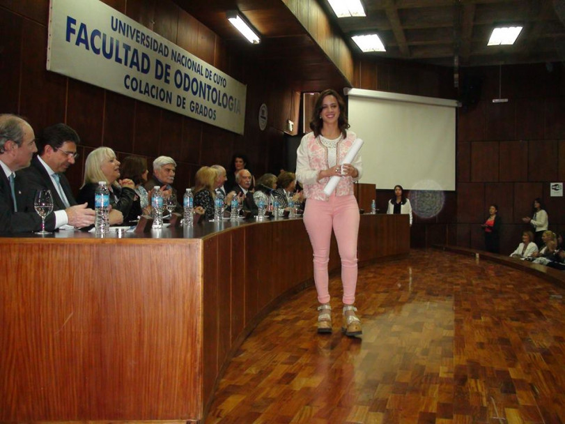 imagen Estudiantes recibieron sus diplomas en la Colación de Grado y Posgrado de la FO 