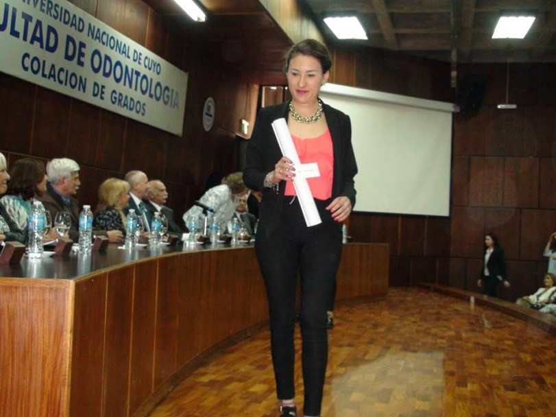 imagen Estudiantes recibieron sus diplomas en la Colación de Grado y Posgrado de la FO 