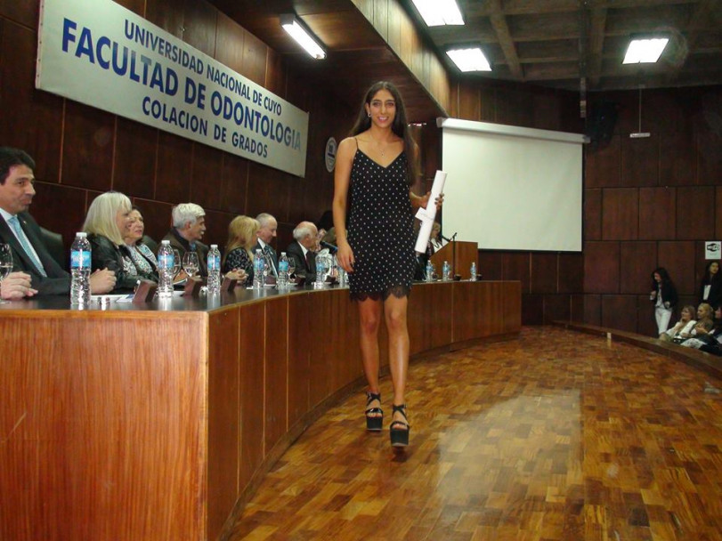 imagen Estudiantes recibieron sus diplomas en la Colación de Grado y Posgrado de la FO 