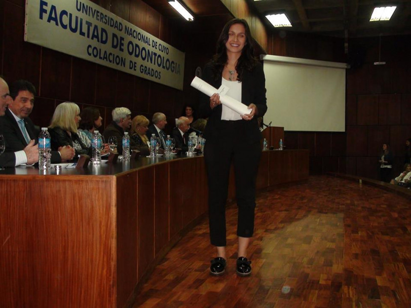 imagen Estudiantes recibieron sus diplomas en la Colación de Grado y Posgrado de la FO 