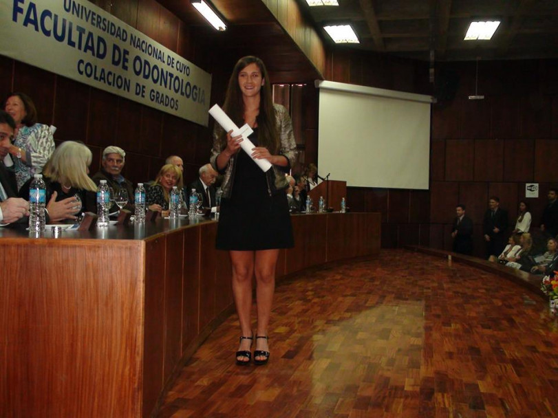 imagen Estudiantes recibieron sus diplomas en la Colación de Grado y Posgrado de la FO 