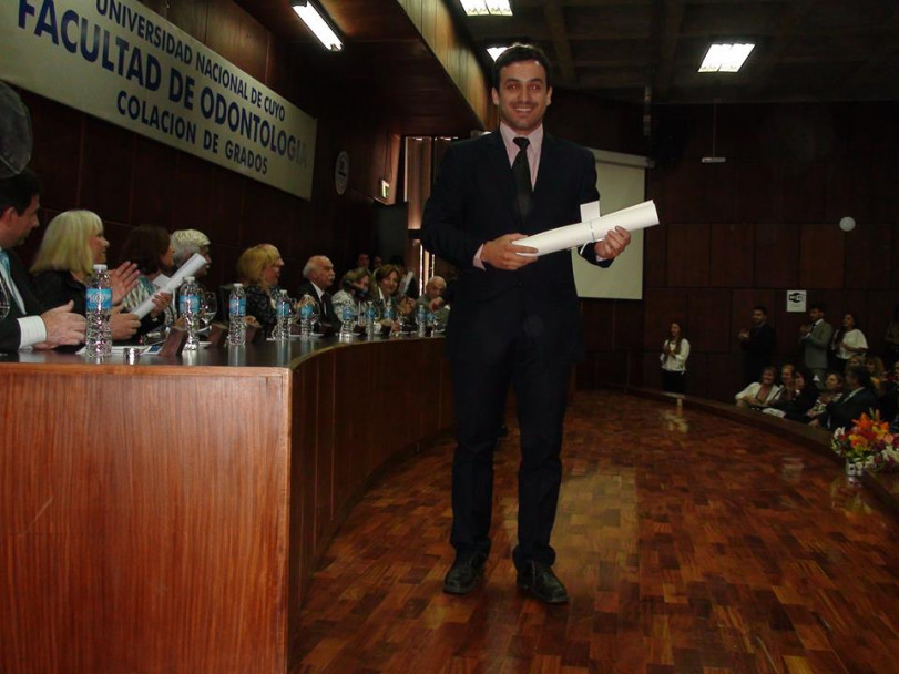 imagen Estudiantes recibieron sus diplomas en la Colación de Grado y Posgrado de la FO 