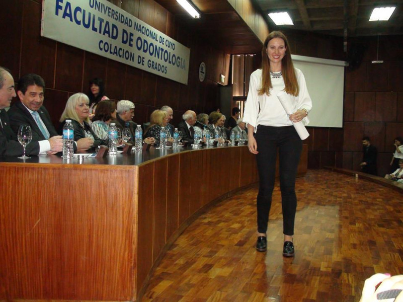 imagen Estudiantes recibieron sus diplomas en la Colación de Grado y Posgrado de la FO 