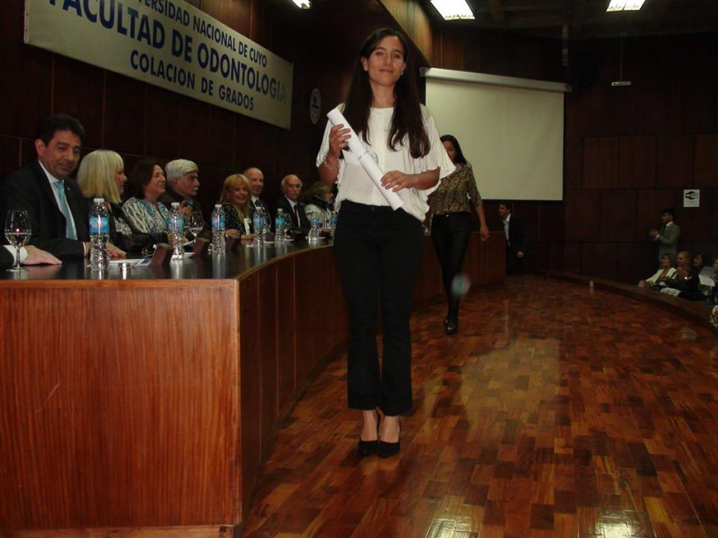 imagen Estudiantes recibieron sus diplomas en la Colación de Grado y Posgrado de la FO 