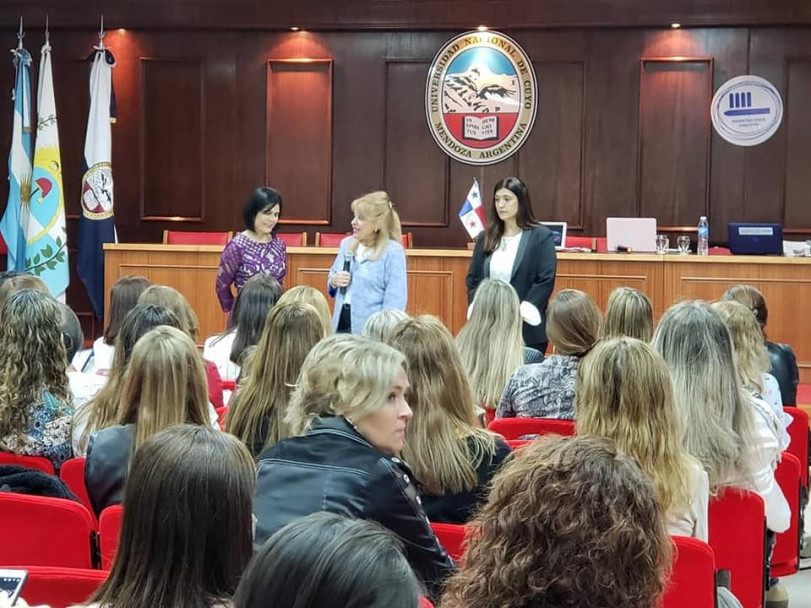 imagen La experta internacional Ana Lorena Gómez Guardia, visitó la FO para disertar sobre ortodoncia con sistema Myobrace