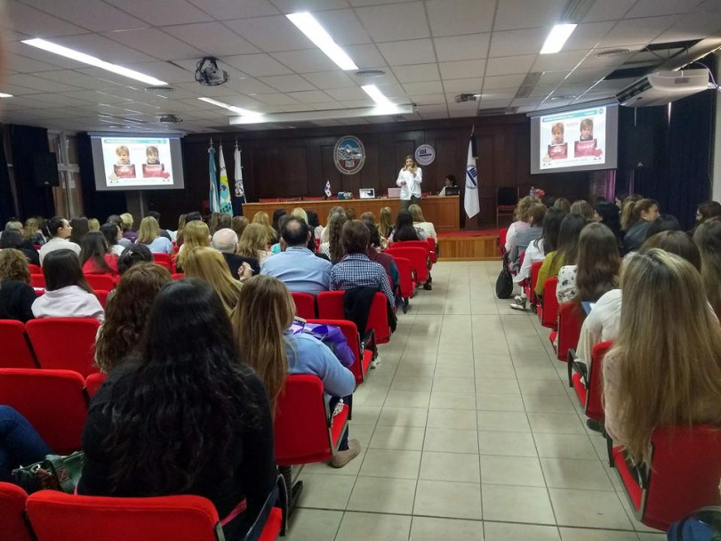 imagen La experta internacional Ana Lorena Gómez Guardia, visitó la FO para disertar sobre ortodoncia con sistema Myobrace