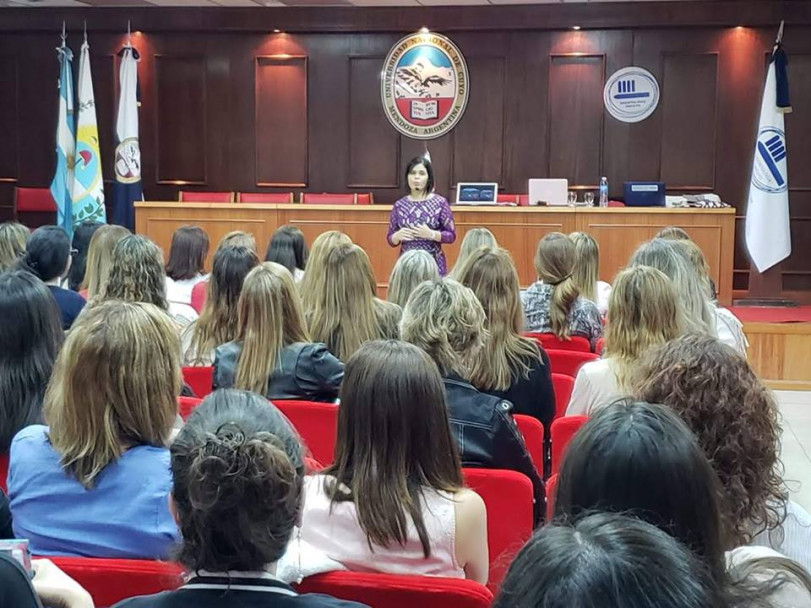 imagen La experta internacional Ana Lorena Gómez Guardia, visitó la FO para disertar sobre ortodoncia con sistema Myobrace