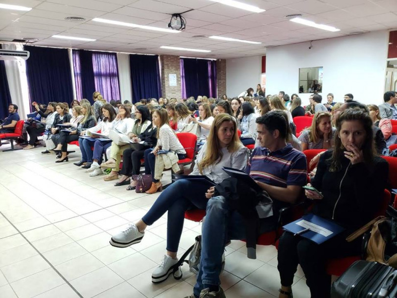 imagen La experta internacional Ana Lorena Gómez Guardia, visitó la FO para disertar sobre ortodoncia con sistema Myobrace