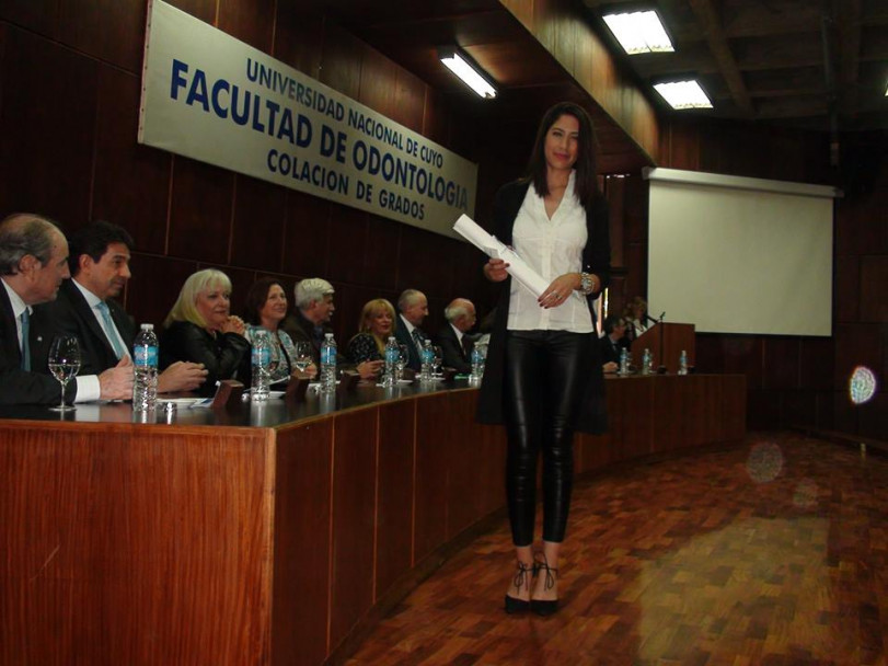 imagen Estudiantes recibieron sus diplomas en la Colación de Grado y Posgrado de la FO 