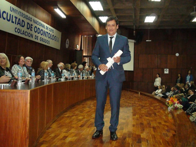 imagen Estudiantes recibieron sus diplomas en la Colación de Grado y Posgrado de la FO 