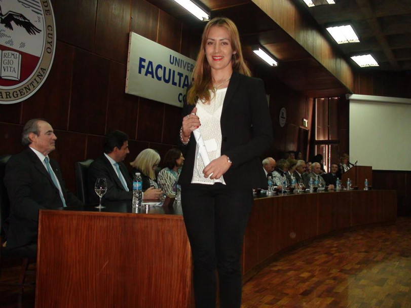 imagen Estudiantes recibieron sus diplomas en la Colación de Grado y Posgrado de la FO 