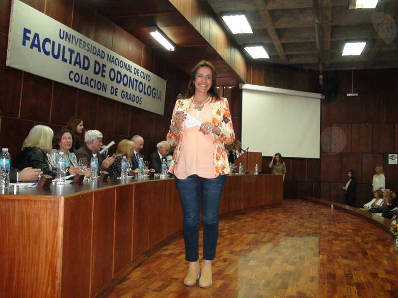 imagen Estudiantes recibieron sus diplomas en la Colación de Grado y Posgrado de la FO 