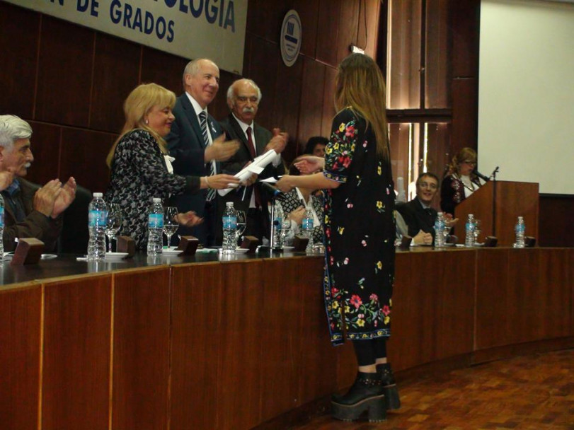 imagen Estudiantes recibieron sus diplomas en la Colación de Grado y Posgrado de la FO 