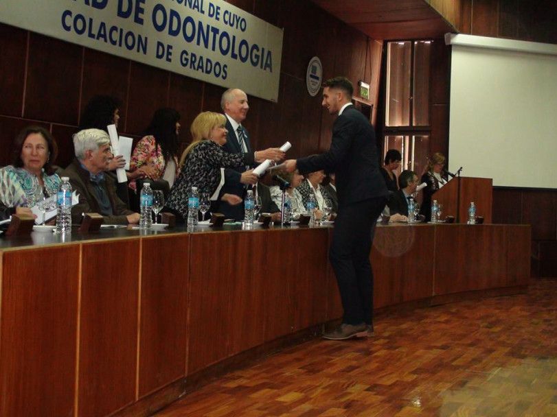 imagen Estudiantes recibieron sus diplomas en la Colación de Grado y Posgrado de la FO 