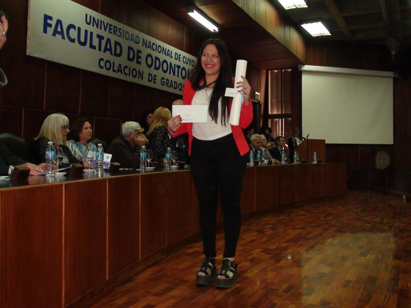 imagen Estudiantes recibieron sus diplomas en la Colación de Grado y Posgrado de la FO 