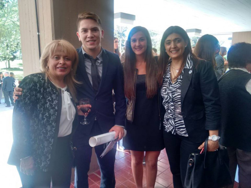 imagen Estudiantes recibieron sus diplomas en la Colación de Grado y Posgrado de la FO 