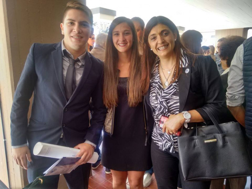 imagen Estudiantes recibieron sus diplomas en la Colación de Grado y Posgrado de la FO 