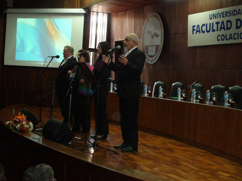 imagen Estudiantes recibieron sus diplomas en la Colación de Grado y Posgrado de la FO 