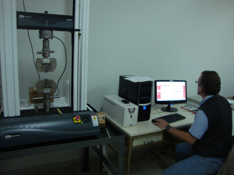 imagen EQUIPAMIENTO INSTRON PARA INVESTIGACIONES