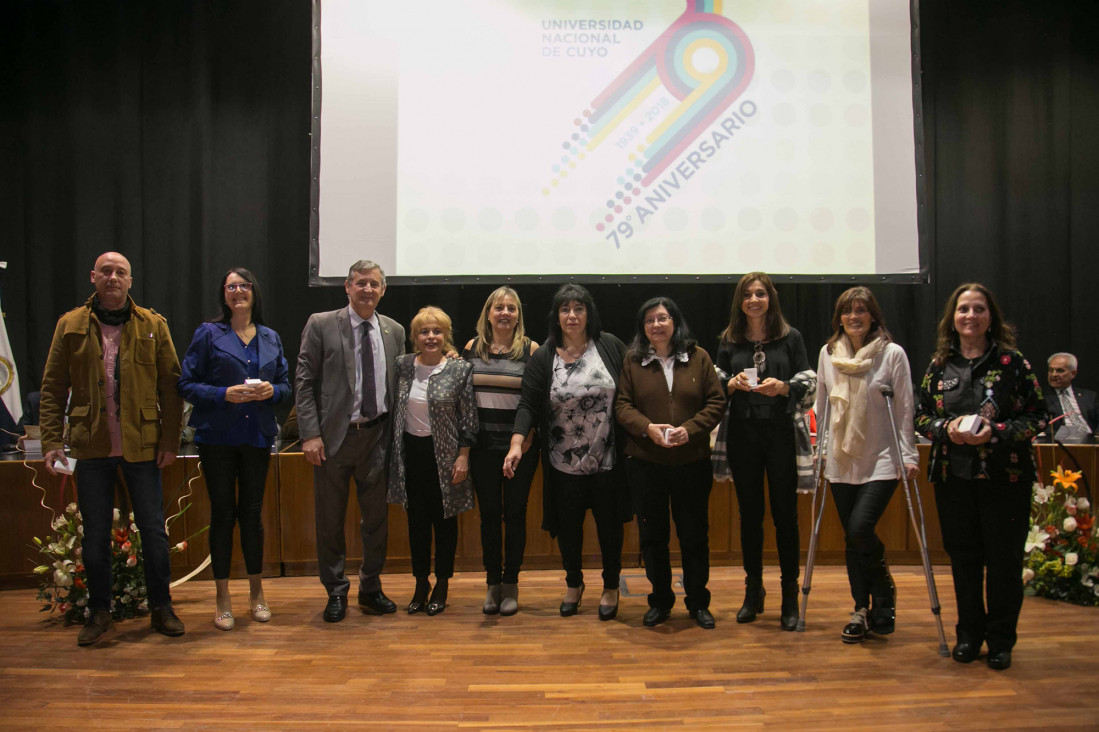 imagen En el 79 Aniversario de la UNCuyo, personal de la FO recibió medallas por sus 30 años de labor