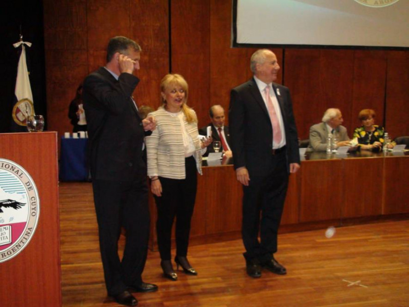 imagen Docentes y Personal de la FO, recibieron medallas en el 78 º Aniversario de la UNCuyo