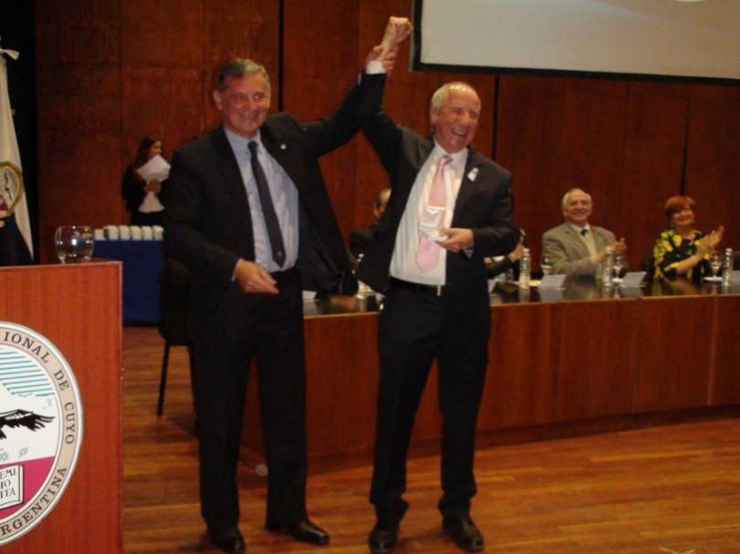 imagen Docentes y Personal de la FO, recibieron medallas en el 78 º Aniversario de la UNCuyo