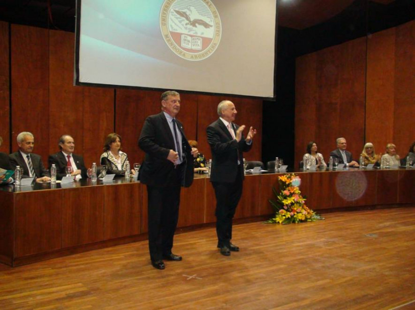 imagen Docentes y Personal de la FO, recibieron medallas en el 78 º Aniversario de la UNCuyo