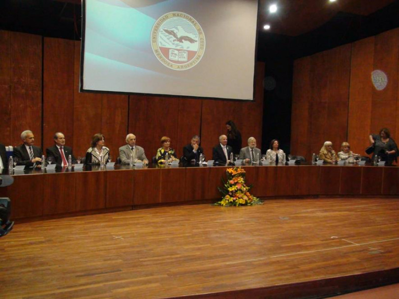 imagen Docentes y Personal de la FO, recibieron medallas en el 78 º Aniversario de la UNCuyo