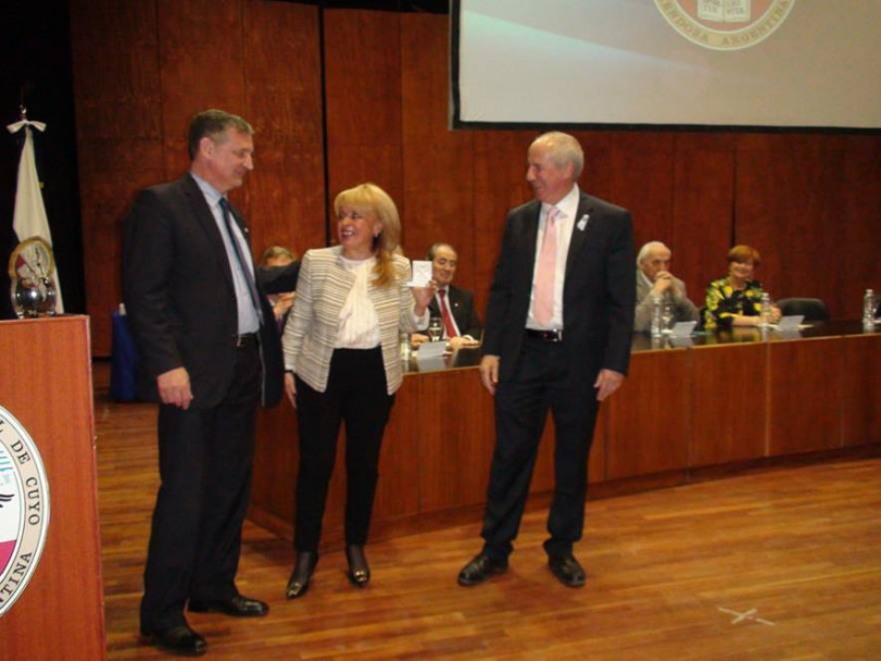 imagen Docentes y Personal de la FO, recibieron medallas en el 78 º Aniversario de la UNCuyo