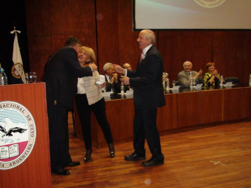 imagen Docentes y Personal de la FO, recibieron medallas en el 78 º Aniversario de la UNCuyo