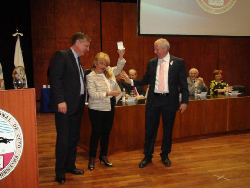 imagen Docentes y Personal de la FO, recibieron medallas en el 78 º Aniversario de la UNCuyo