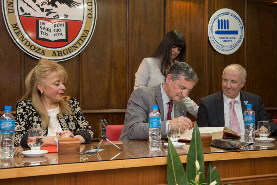 imagen Asumieron las nuevas autoridades de la Facultad de Odontología