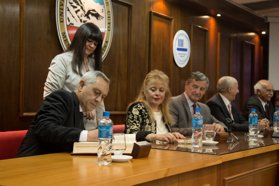 imagen Asumieron las nuevas autoridades de la Facultad de Odontología