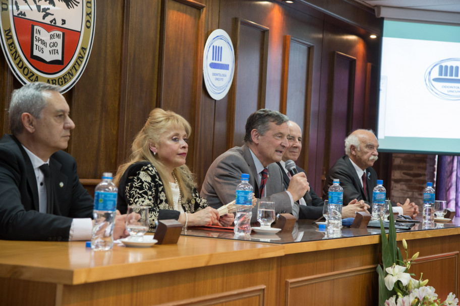 imagen Asumieron las nuevas autoridades de la Facultad de Odontología