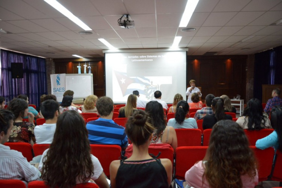 imagen Médica cubana disertó sobre el sistema de salud en su país