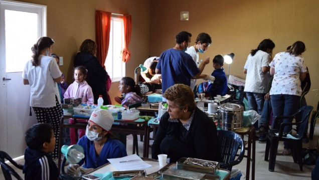 imagen Los Álamos - Maipú: Estudiantes y vecinos promoviendo la Salud Bucal.