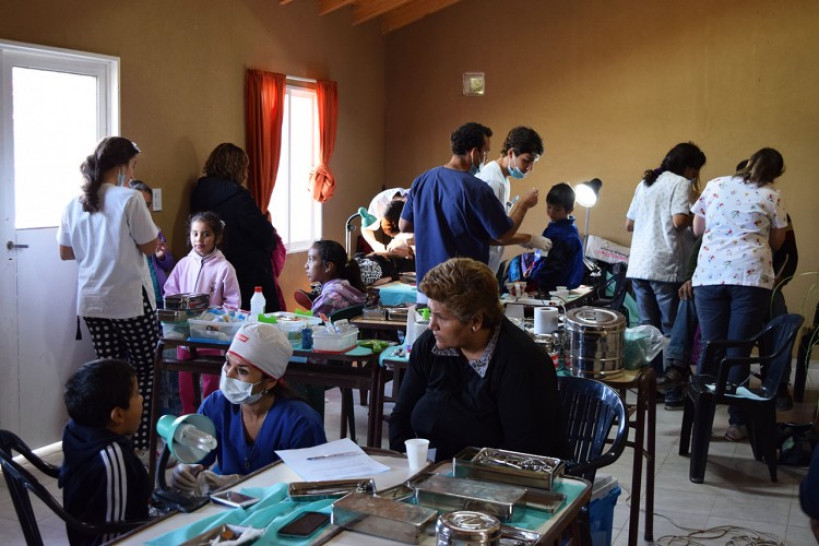 imagen Los Álamos - Maipú: Estudiantes y vecinos promoviendo la Salud Bucal.