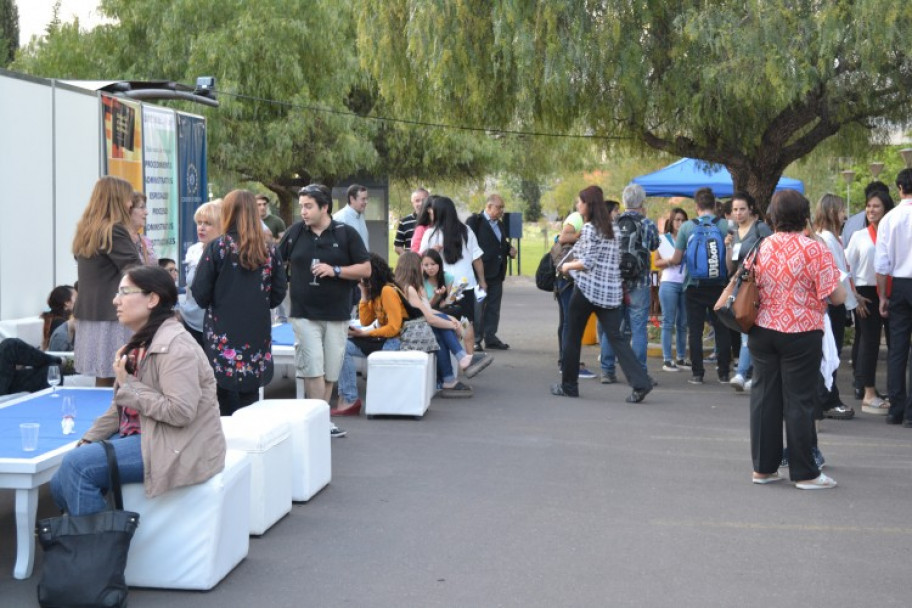 imagen La Facultad de Odontología estuvo presente en la Feria Oferta de Posgrado