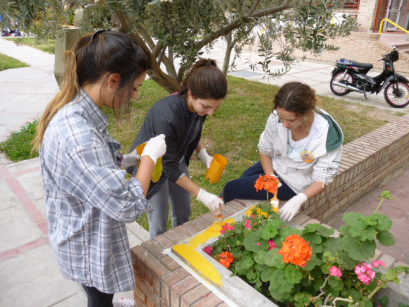 imagen Estudiantes de Odontología pintan su casa.